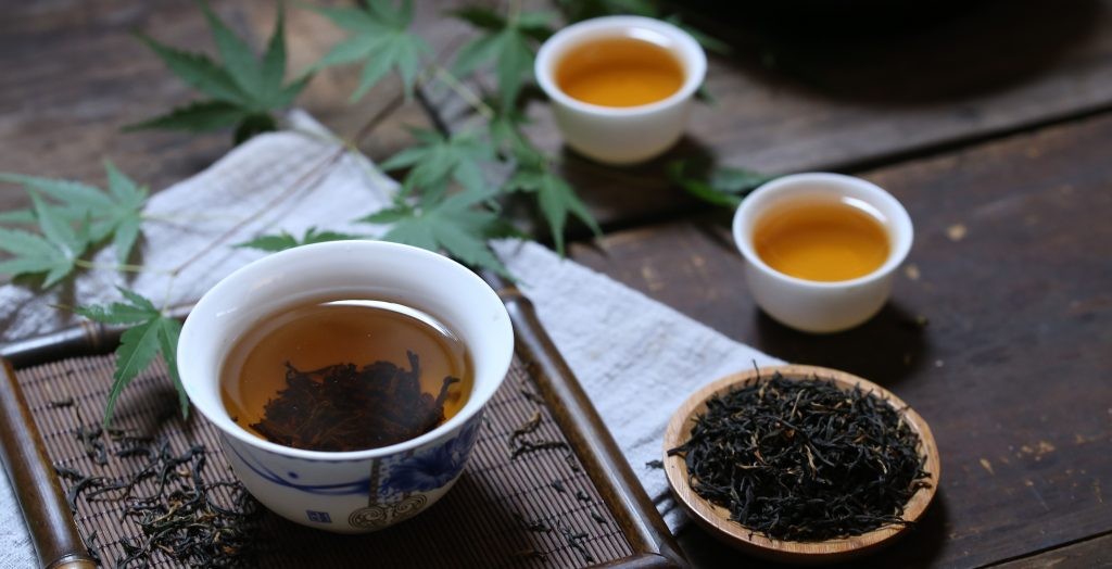 泡茶与品饮过程示意，茶汤倒入杯中